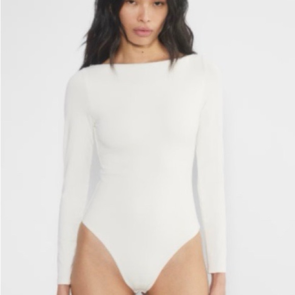 Aritzia white long sleeve Whitney bodysuit never worn